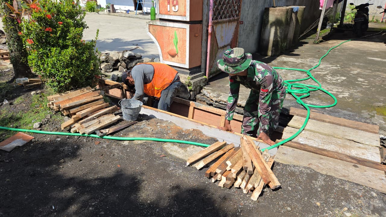 Semangat TNI Manunggal Membangun Desa (TMMD) ke-126 Kodim 0818/Malang-Batu terus berkobar di Dusun Krajan, Desa Lebakharjo, Kecamatan Ampelgading, Kabupaten Malang. Anggota Satgas TMMD dari Yonarmed 8/Udhata Yudha bersama masyarakat setempat bahu-membahu mempercepat pengerjaan sasaran fisik utama, yaitu pembangunan drainase vital. Fokus utama saat ini adalah pemasangan bekisting (cetakan) untuk struktur saluran air.(10/2025)