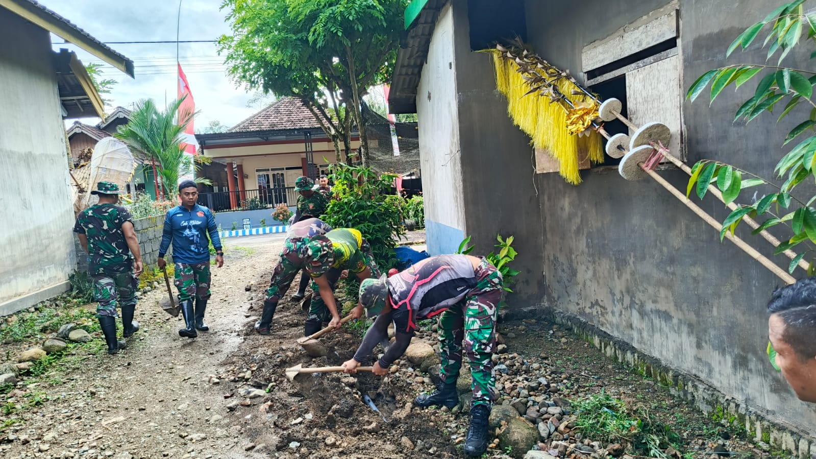 Semangat pantang menyerah terus ditunjukkan oleh anggota Satuan Tugas TNI Manunggal Membangun Desa (TMMD) ke-126 Kodim 0818/Malang-Batu dalam melaksanakan pembangunan di wilayah pedesaan. Serka Agus Widodo, anggota Satgas TMMD dari Yon Armed 1/AY/2/2 Kostrad, bersama personel lainnya tanpa kenal lelah melanjutkan pekerjaan penggalian jalur pipanisasi di Dusun Sengkaringan, Desa Lebakharjo, Kecamatan Ampelgading, Kabupaten Malang.