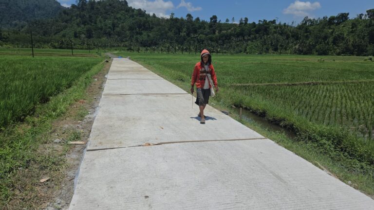 Kerja keras Satuan Tugas (Satgas) TNI Manunggal Membangun Desa (TMMD) ke-126 Kodim 0818/Malang-Batu bersama masyarakat kini mulai membuahkan hasil nyata. Proyek pengecoran jalan rabat beton yang menjadi sasaran fisik utama telah mencapai progres 50% dan sebagian sudah dapat digunakan, membawa senyum bahagia bagi warga Dusun Sukamaju B Desa Lebakharjo Kecamatan Ampelgading Kabupaten Malang.