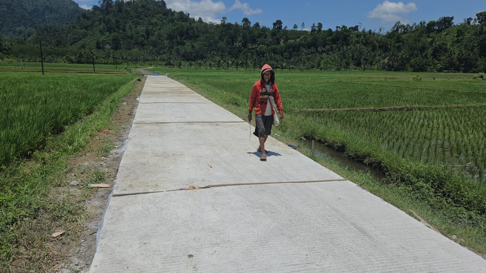 Kerja keras Satuan Tugas (Satgas) TNI Manunggal Membangun Desa (TMMD) ke-126 Kodim 0818/Malang-Batu bersama masyarakat kini mulai membuahkan hasil nyata. Proyek pengecoran jalan rabat beton yang menjadi sasaran fisik utama telah mencapai progres 50% dan sebagian sudah dapat digunakan, membawa senyum bahagia bagi warga Dusun Sukamaju B Desa Lebakharjo Kecamatan Ampelgading Kabupaten Malang.