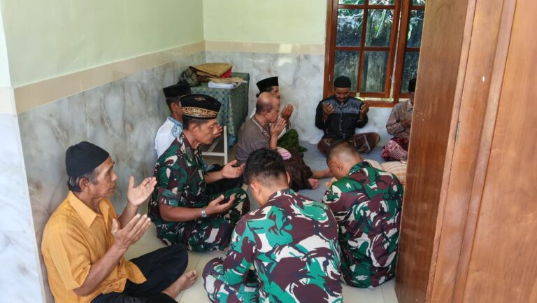‎LEBAKHARJO – Sebanyak 7 orang menghatam Al Quran dalam rangka memasuki rumah baru.  Tradisi ini di pimpin Pabintal Korem 083/Baladhika Jaya, Letda Inf Januri didampingi Sertu Edi dengan Tokoh Masyarakat Ahmad Jari, di kediaman Munaji warga Dusun Krajan 1 B Lebakharjo, Ampelgading, Kabupaten Malang, Jawa Timur, Kamis (16/10/2025).
