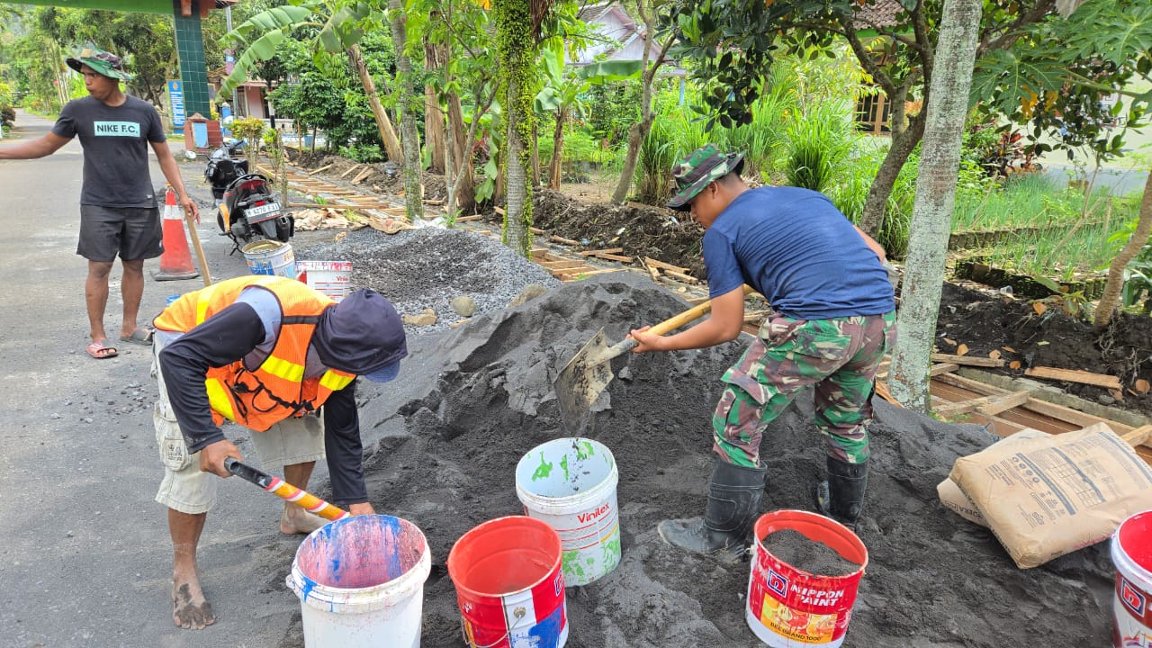 Satuan Tugas (Satgas) TNI Manunggal Membangun Desa (TMMD) KE-126 Kodim 0818/Malang-Batu terus menunjukkan progres signifikan dalam pembangunan infrastruktur desa. Anggota Satgas dari Yon Armed 8/Udhata Yudha bersama warga Dusun Krajan 1B, Desa Lebakharjo, Kecamatan Ampelgading, Kabupaten Malang,