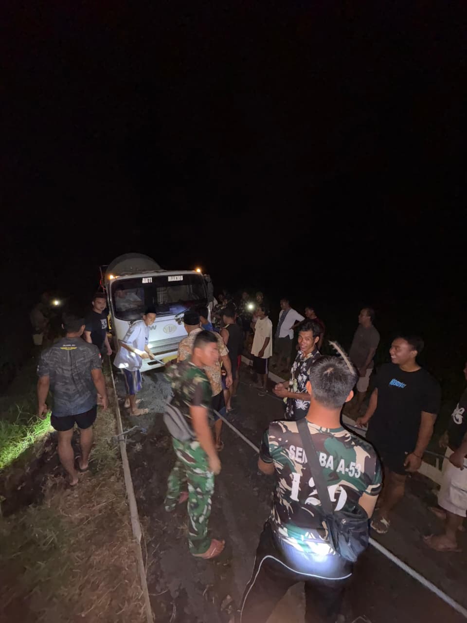 MALANG – Suasana sore hingga malam hari di Dusun Sukomaju B, Desa Lebakharjo, Kecamatan Ampelgading, Kabupaten Malang, tampak begitu hidup dan penuh semangat. Di tengah udara malam yang sejuk, suara cetok dan deru molen cor terdengar bersahutan.
