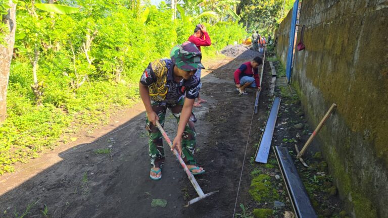 Anggota Satuan Tugas (Satgas) TNI Manunggal Membangun Desa (TMMD) ke-126 Kodim 0818/Malang-Batu dari Yonzipur 5/Abw terlihat bahu-membahu bersama warga setempat. Bukan dengan alat berat, melainkan dengan cangkul tradisional, mereka meratakan peyiapan lahan yang akan segera dicor di Dusun Krajan 1A Desa Lebakharjo Kecamatan Ampelgading Kabupaten Malang.