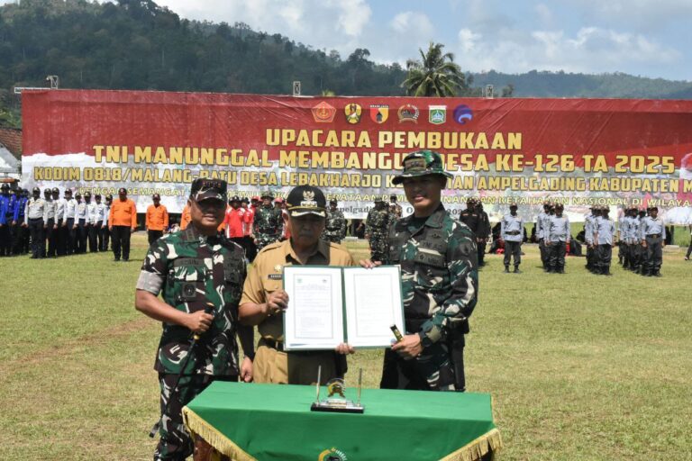 DANDIM 0818/MALANG-BATU RESMI TANDATANGANI NASKAH TMMD KE-126 BERSAMA BUPATI MALANG