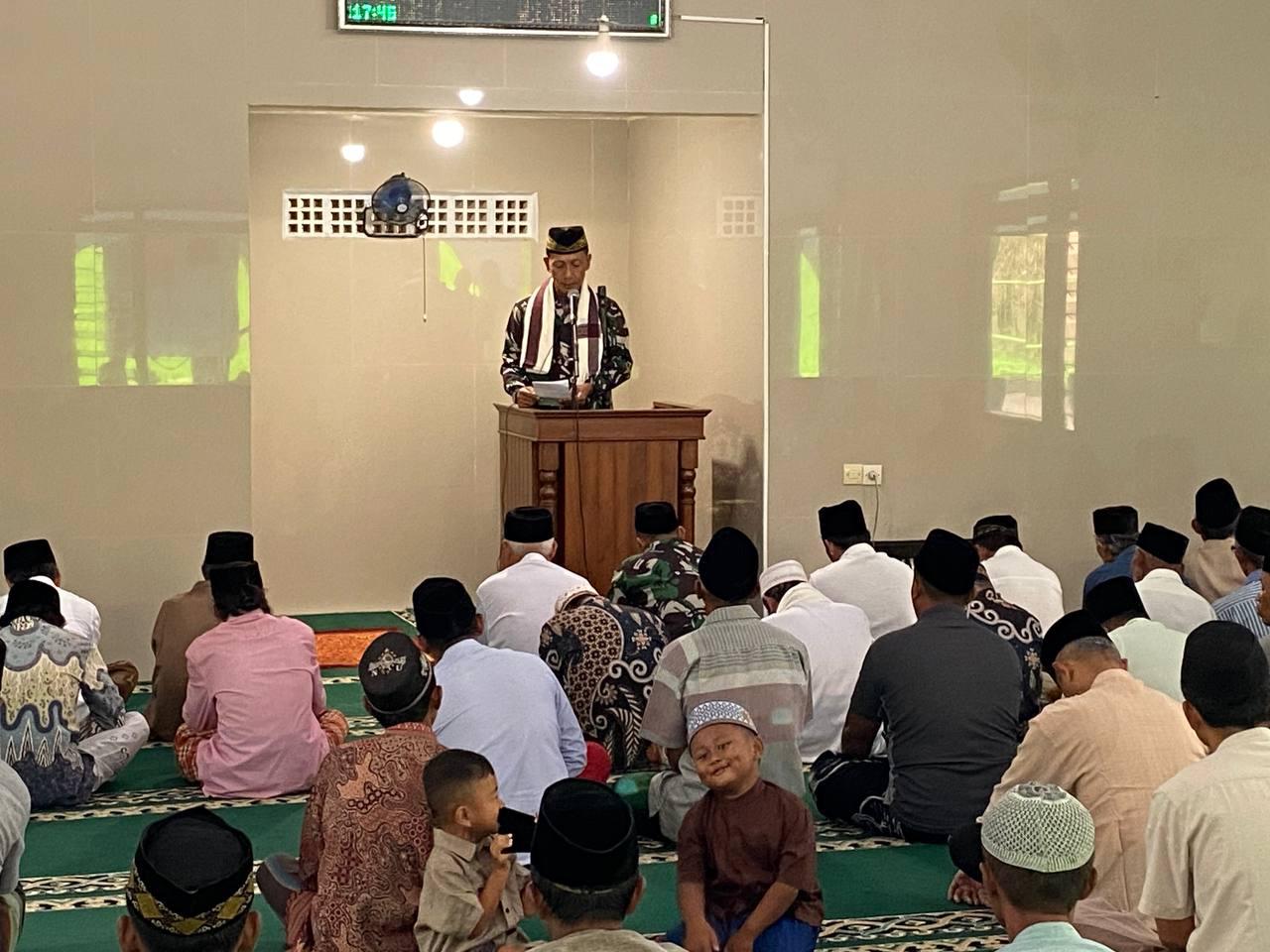 Pabintal Korem 083/Bdj Letda Inf Jaenuri memberikan khutbah Sholat Jumat di Masjid Al-Amin, Desa Lebakharjo, Kecamatan Ampelgading, Kabupaten Malang,