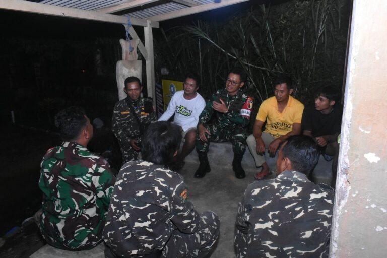 uasana malam di Desa Lebakharjo, Kecamatan Ampelgading, Kabupaten Malang, Jawa Timur, pada Jumat (10/10/2025) terasa hangat dan penuh keakraban. Terlihat saat tawa canda Dandim 0818/Malang-Batu, Letkol Czi Bayu Nugroho, bersama warga duduk bersama di pos siskamling desa Lebakharjo.