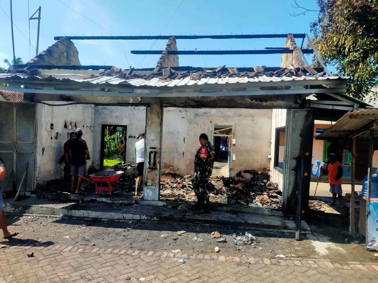 Babinsa Turut Serta dalam Pembersihan Pasca Kebakaran di Desa Kaligondo