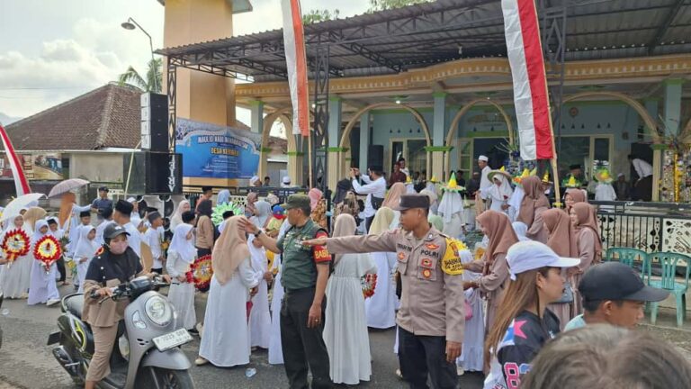 Harmoni Tiga Pilar: Babinsa dan Bhabinkamtibmas Hadiri Peringatan Maulid Nabi di Banyuwangi, Diikuti Langsung Bupati Via Zoom!
