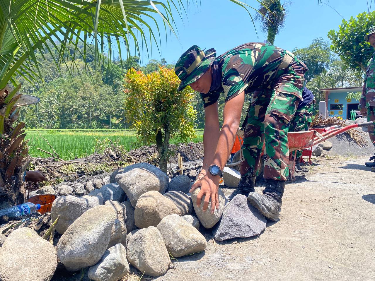 Satgas TMMD ke-126 Kodim 0818 Bersama Warga Dusun Krajan A Bangun Drainase Secara Gotong Royong