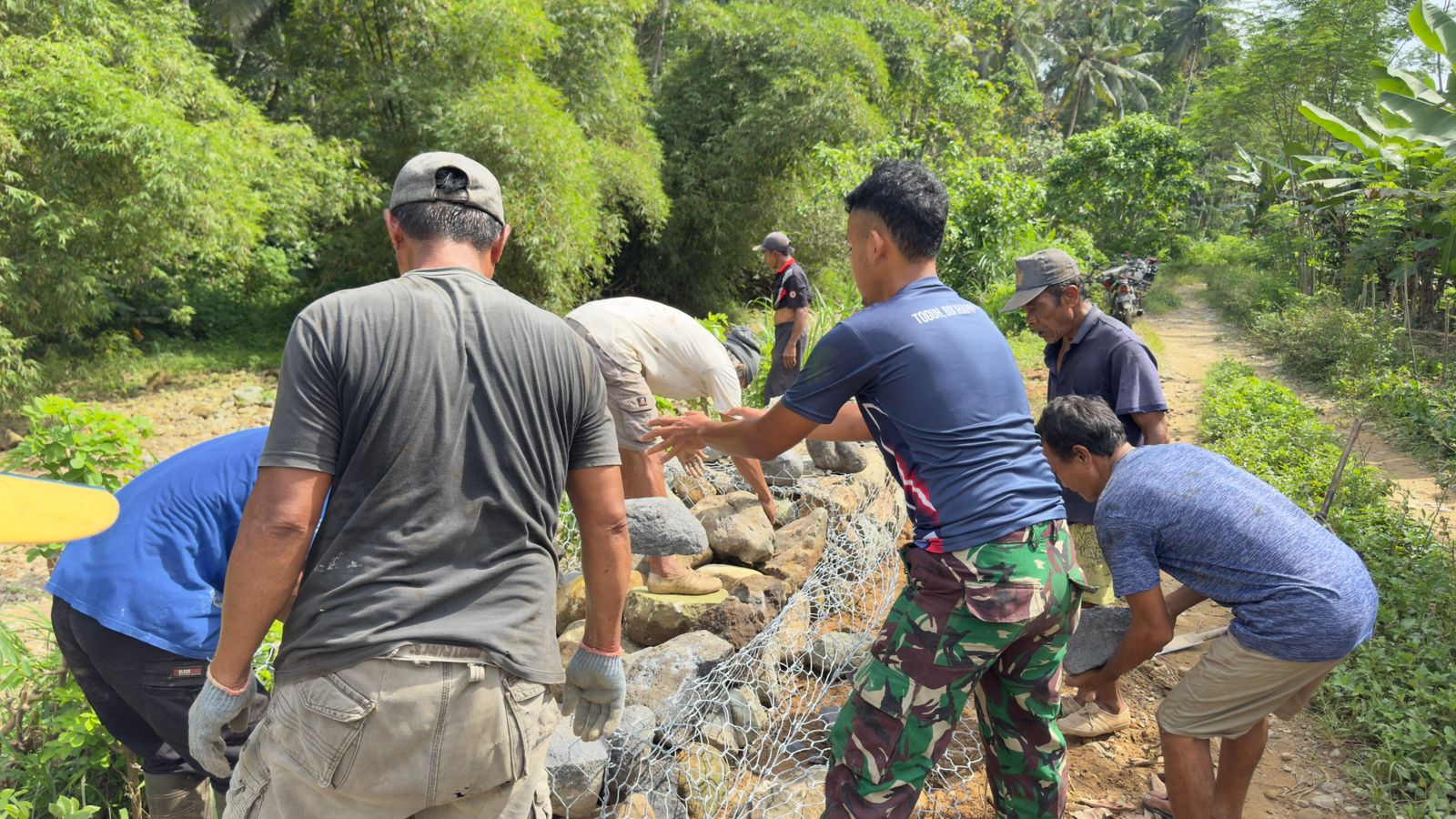 Sinergi TNI AU dan TNI AL Sukseskan Pembuatan Irigasi di Desa Lebakharjo