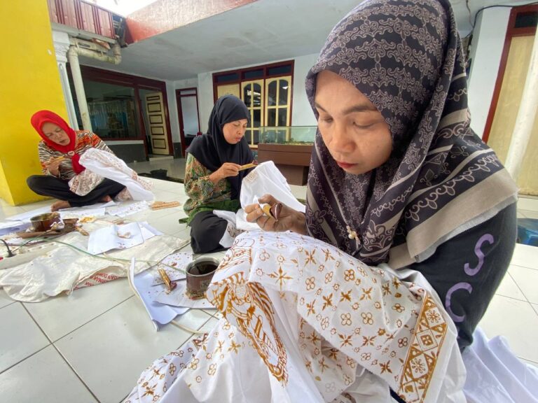 Warga Lebakharjo Antusias Ikuti Pelatihan Membatik dalam Program TMMD ke-126