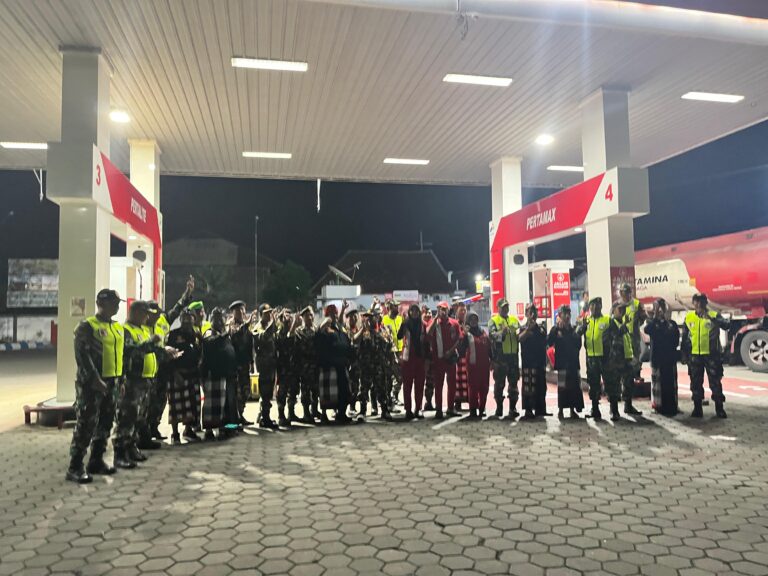 Koramil Bangorejo Bersama Banser dan Pecalang Gelar Apel Malam Siaga Gabungan