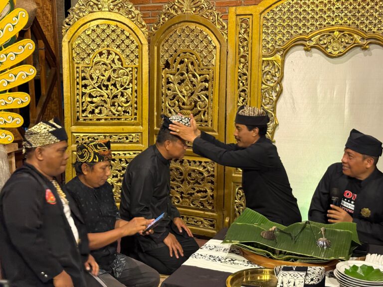 “Hangat dan Penuh Budaya, Danrem 083/Baladhika Jaya Diganjar Gelar Anggota Kehormatan KOPAT”
