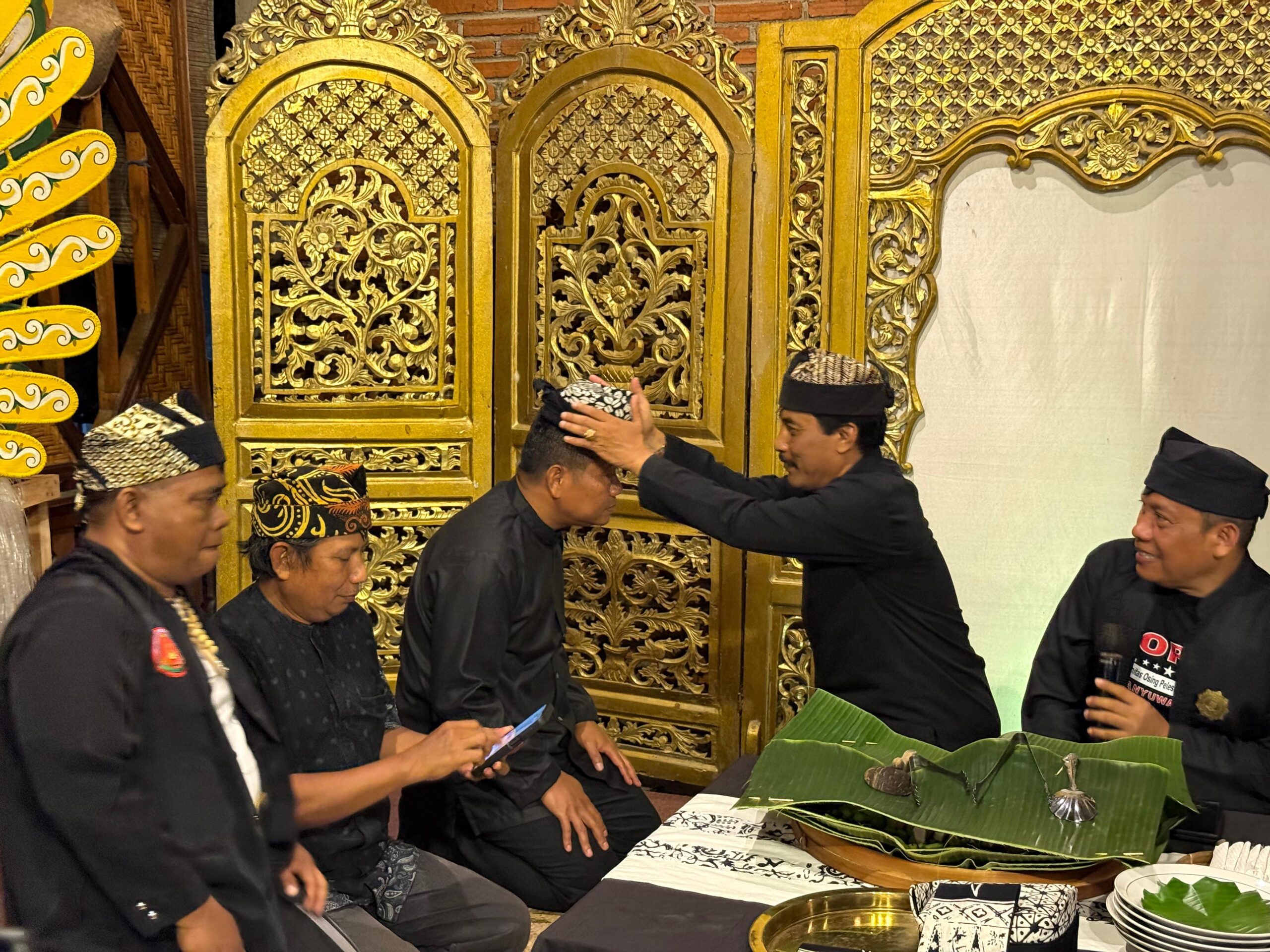 “Hangat dan Penuh Budaya, Danrem 083/Baladhika Jaya Diganjar Gelar Anggota Kehormatan KOPAT”