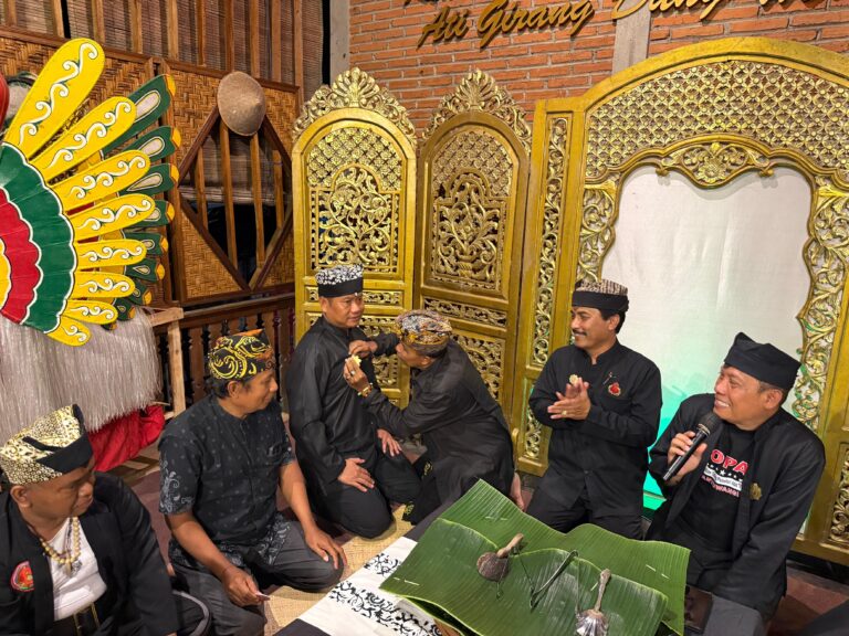 “KOPAT Banyuwangi Anugerahkan Gelar Kehormatan untuk Danrem 083/Baladhika Jaya: Simbol Sinergi Budaya dan Pengabdian”
