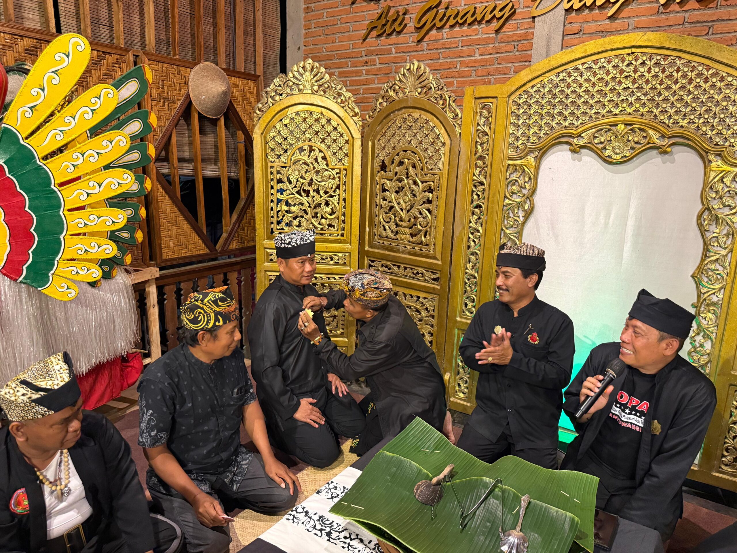 “KOPAT Banyuwangi Anugerahkan Gelar Kehormatan untuk Danrem 083/Baladhika Jaya: Simbol Sinergi Budaya dan Pengabdian”