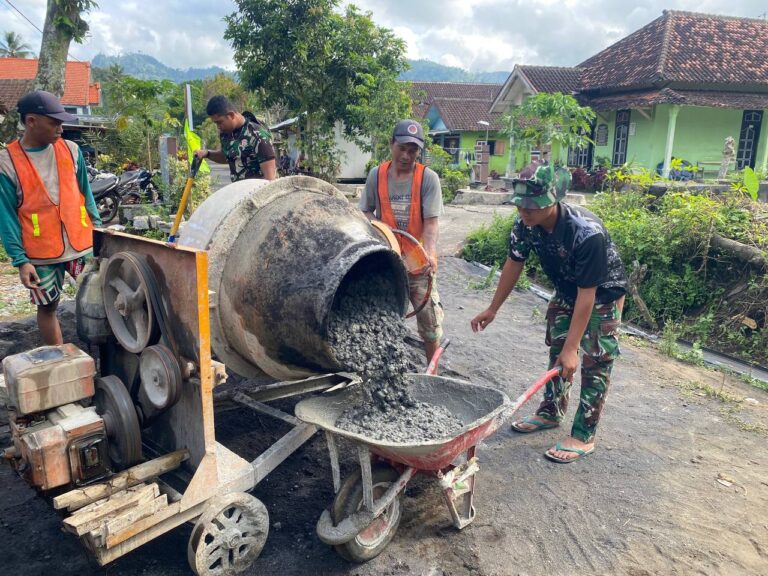 Program TNI Manunggal Membangun Desa (TMMD) Ke-126 Kodim 0818/Malang-Batu menunjukkan percepatan signifikan dalam pembangunan infrastruktur vital di Kabupaten Malang. Anggota Satuan Tugas (Satgas) TMMD dari Yonzipur 5/Abw bersama warga Dusun Krajan 1A, Desa Lebakharjo, Kecamatan Ampelgading, bahu-membahu melanjutkan pekerjaan pengecoran jalan rabat beton,