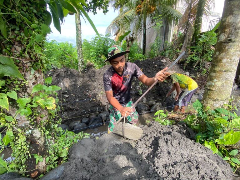 Kegiatan TNI Manunggal Membangun Desa (TMMD) ke-126 Kodim 0818/Malang-Batu terus berlanjut dengan semangat gotong royong. Kali ini, personel Yonzipur 5/Abw bersama prajurit Kodim 0818 dan masyarakat Dusun Krajan 1B, Desa Lebakharjo, Kecamatan Ampelgading, Kabupaten Malang, melanjutkan pekerjaan pembangunan saluran drainase yang menjadi salah satu sasaran fisik utama program TMMD tahun ini.