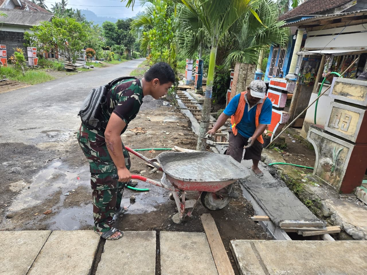 Semangat gotong royong dan kemanunggalan TNI dengan rakyat kembali terlihat dalam kegiatan TNI Manunggal Membangun Desa (TMMD) ke-126 Kodim 0818/Malang-Batu. Pada program kali ini, personel Satuan Angkatan Udara Republik Indonesia (AURI) bersama warga melanjutkan pekerjaan pengecoran drainase di Dusun Krajan 1B, Desa Lebakharjo, Kecamatan Ampelgading, Kabupaten Malang.