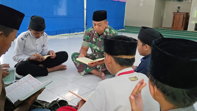 Dalam rangkaian kegiatan TNI Manunggal Membangun Desa (TMMD) ke-126 Kodim 0818/Malang-Batu, semangat kebersamaan antara TNI dan masyarakat terus terjalin erat. Salah satu wujudnya terlihat ketika Sertu Edi, anggota Babintal Korem 083/Bdj, mengisi waktu sore dengan mengajar ngaji anak-anak di Masjid Al-Amin, Dusun Krajan 1B, Desa Lebakharjo, Kecamatan Ampelgading, Kabupaten Malang.
