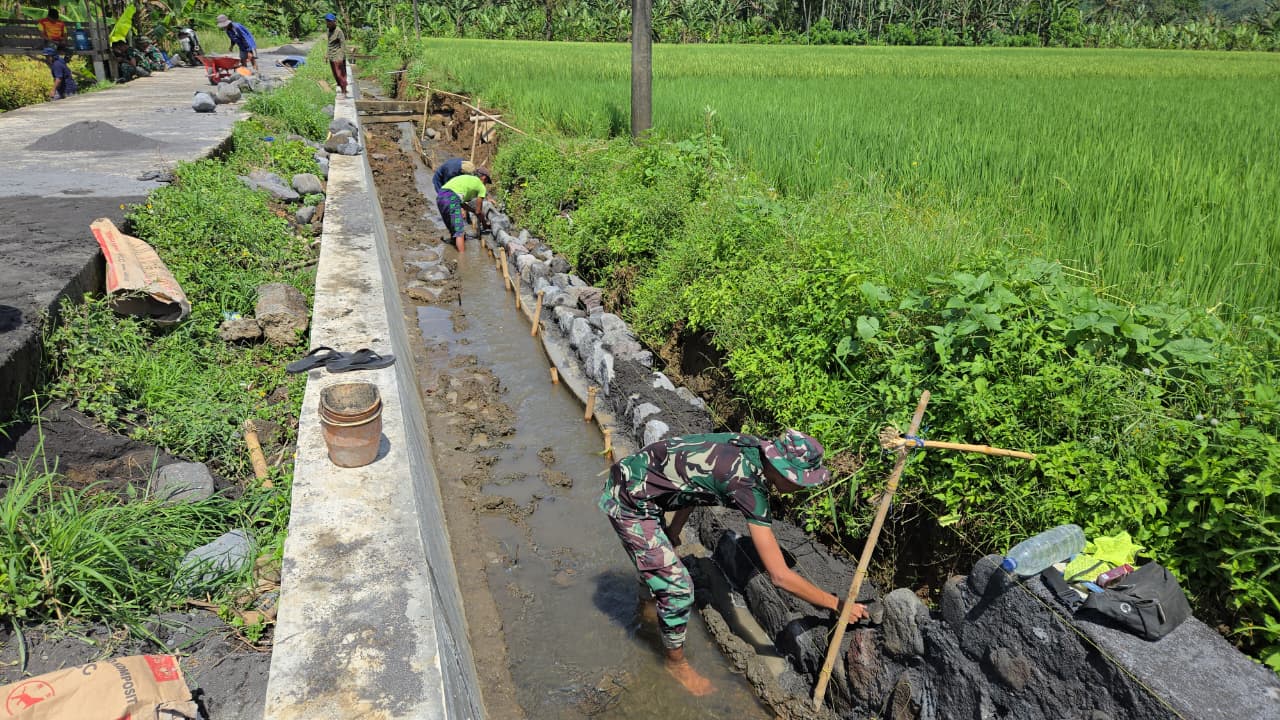 Semangat gotong royong kembali ditunjukkan oleh anggota Satgas TNI Manunggal Membangun Desa (TMMD) Ke-126 Kodim 0818/Malang-Batu. Personel yang tergabung dari Satuan Yonarmed 8 Uddhata Yudha terus melanjutkan pembangunan saluran irigasi di Dusun Kerajan II, Desa Lebakharjo, Kecamatan Ampelgading, Kabupaten Malang,