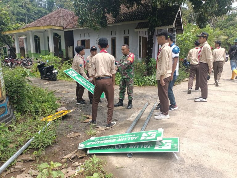 ‎Ampelgading – Semangat gotong royong kembali terasa di Desa Lebakharjo. BPBD Kabupaten Malang bersama warga dan adik-adik Pramuka dari SMK 1 PGRI Ampelgading bergandeng tangan memasang rambu-rambu tanda bencana serta jalur evakuasi, Desa Lebakharjo, Kecamatan Ampelgading, Kabupaten Malang, (10/2025).