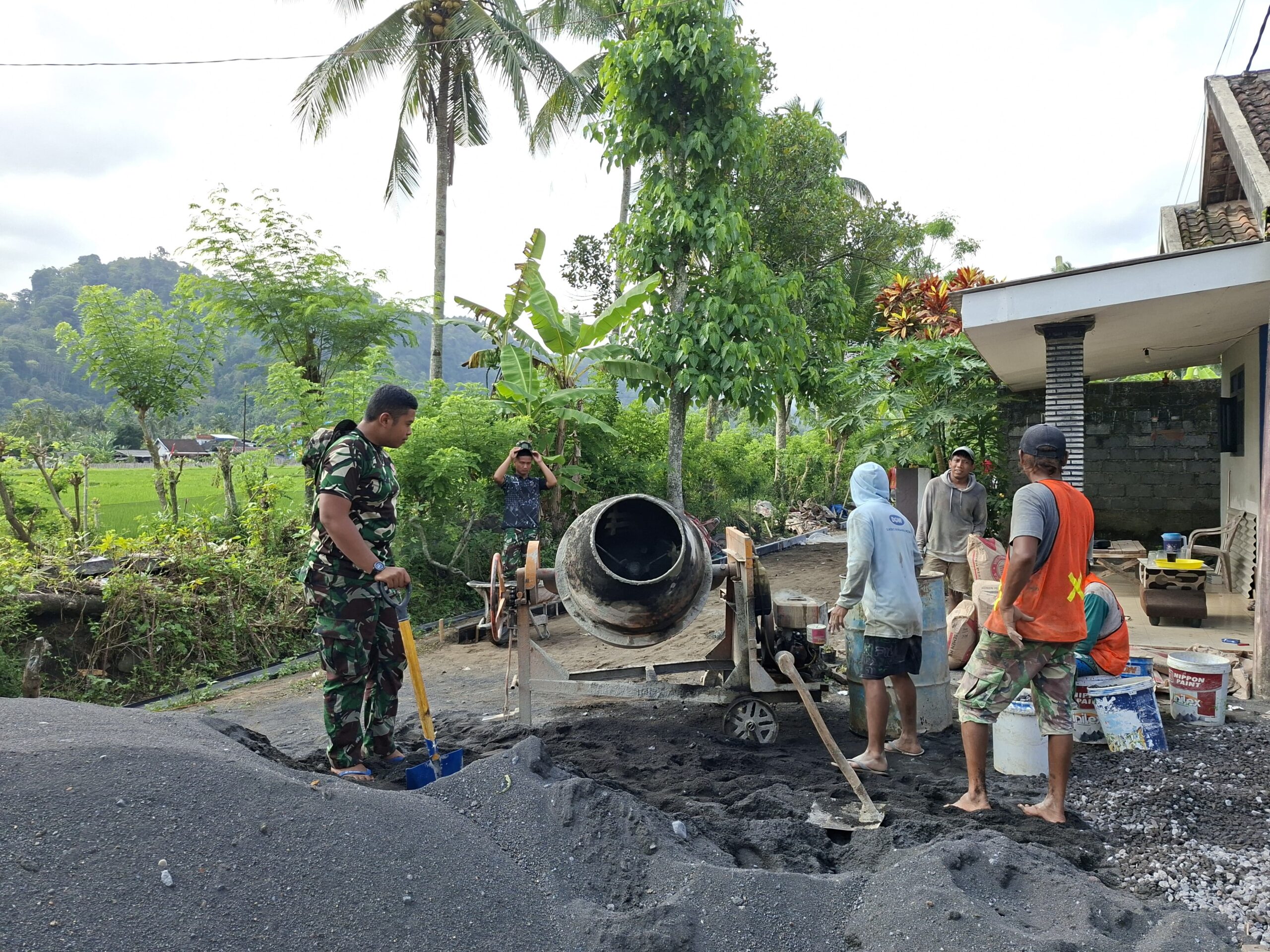 Solidaritas TMMD Malang: Mesin Molen Jadi Saksi Bangun Irigasi Krajan 1A