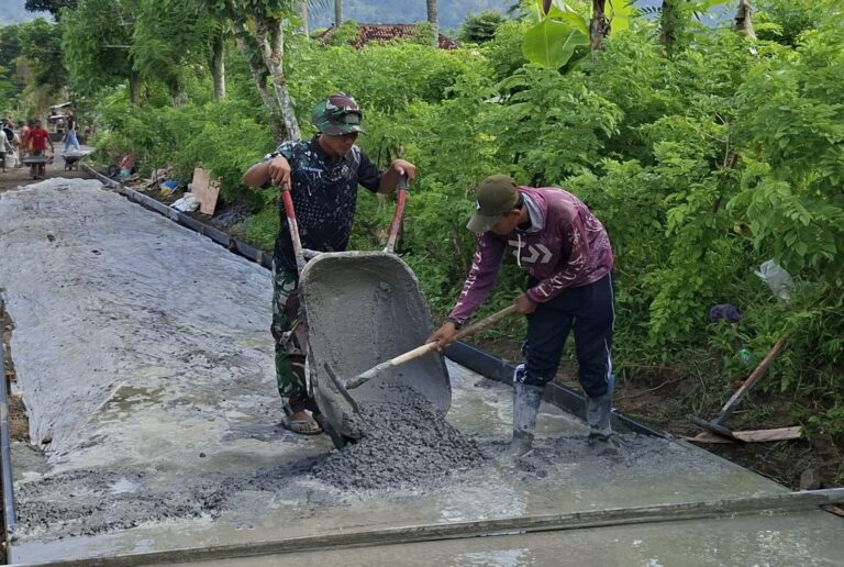 Keringat dan Semangat Gotong Royong Satukan Prajurit dan Warga Krajan 1A, Akses Desa Kian Terbuka.