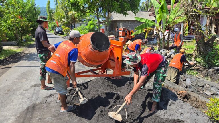 Semangat gotong royong dan kemanunggalan TNI bersama rakyat kembali membara dalam pelaksanaan TNI Manunggal Membangun Desa (TMMD) ke-126 Kodim 0818/Malang-Batu. Personel Satuan Tugas (Satgas) dari Yonarmed 8/Uddhata Yudha terlihat bahu-membahu melanjutkan pekerjaan pembangunan Drainase bersama warga Dusun Kerajan I B, Desa Lebakharjo, Kecamatan Ampelgading, Kabupaten Malang,