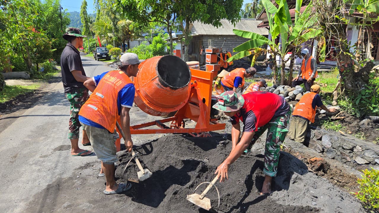 Semangat gotong royong dan kemanunggalan TNI bersama rakyat kembali membara dalam pelaksanaan TNI Manunggal Membangun Desa (TMMD) ke-126 Kodim 0818/Malang-Batu. Personel Satuan Tugas (Satgas) dari Yonarmed 8/Uddhata Yudha terlihat bahu-membahu melanjutkan pekerjaan pembangunan Drainase bersama warga Dusun Kerajan I B, Desa Lebakharjo, Kecamatan Ampelgading, Kabupaten Malang,