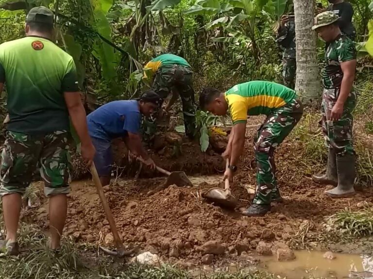 Malang – Satgas TNI Manunggal Membangun Desa (TMMD) ke-126 Tahun 2025 di Kecamatan Ampelgading, Kabupaten Malang, Jawa Timur, terus mempercepat penyelesaian sejumlah sasaran fisik. Salah satu kegiatan yang kini dikebut adalah pemasangan sisa pipa air bersih di Dusun Sukomaju B, Desa Lebakharjo, Kabupaten Malang.