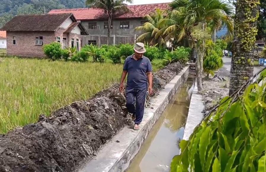 Ampelgading – Pembangunan drainase di Dusun Krajan 1B, Desa Lebakharjo, Kecamatan Ampelgading, Kabupaten Malang , menunjukkan prestasi. Satgas TNI Manunggal Membangun Desa (TMMD) ke-126 awalnya menargetkan sepanjang 200 meter, kini berhasil diselesaikan dengan hasil over prestasi mencapai 216 meter, Lebakharjo  Ampelgading, Kabupaten Malang, Jumat (31/10/2025).