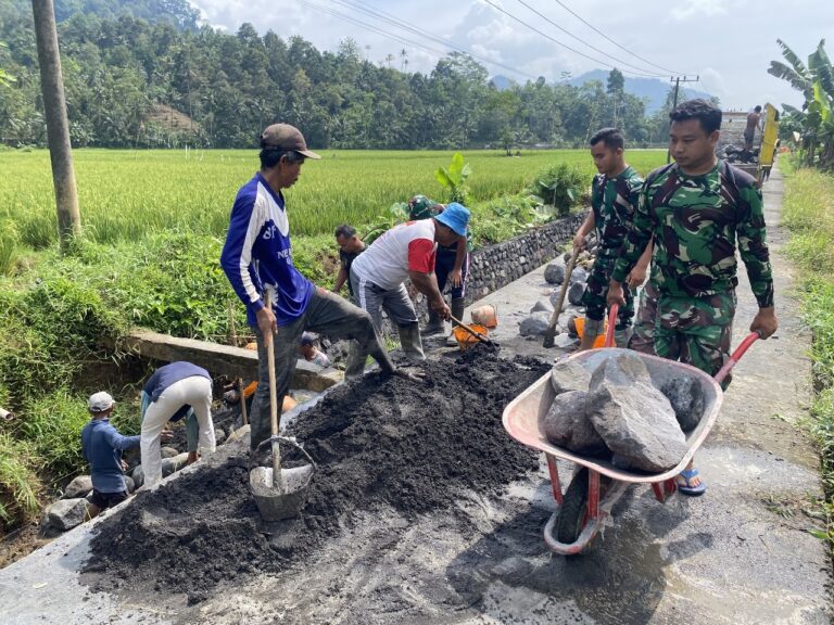 Satuan Tugas (Satgas) TNI Manunggal Membangun Desa (TMMD) ke-126 di Desa Lebakharjo, Kecamatan Ampelgading, Kabupaten Malang, mempercepat pengerjaan fisik saluran irigasi yang menjadi salah satu sasaran utama program tersebut. Hingga Jumat (31/10/2025), proses pembangunan terus digenjot agar selesai tepat waktu.
