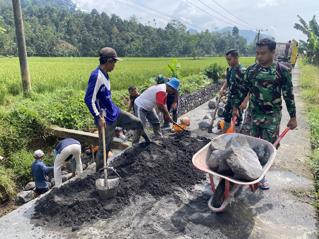 Satuan Tugas (Satgas) TNI Manunggal Membangun Desa (TMMD) ke-126 di Desa Lebakharjo, Kecamatan Ampelgading, Kabupaten Malang, mempercepat pengerjaan fisik saluran irigasi yang menjadi salah satu sasaran utama program tersebut. Hingga Jumat (31/10/2025), proses pembangunan terus digenjot agar selesai tepat waktu.