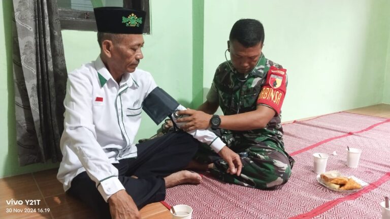 Upaya Wujudkan Masyarakat Sehat, Babinsa Kelurahan Sobo Koramil 0825/01 Banyuwangi Cek Kesehatan Gratis Di Wilayah Binaan