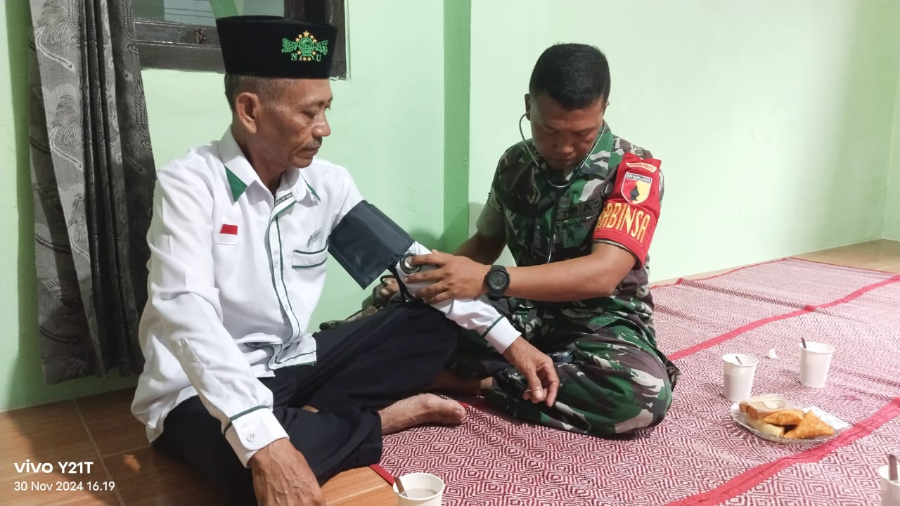 Upaya Wujudkan Masyarakat Sehat, Babinsa Kelurahan Sobo Koramil 0825/01 Banyuwangi Cek Kesehatan Gratis Di Wilayah Binaan