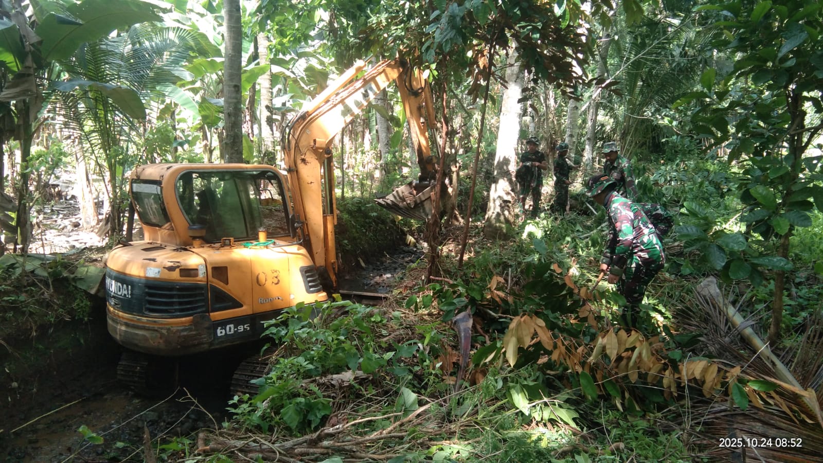Kegiatan TNI Manunggal Membangun Desa (TMMD) ke-126 Kodim 0818/Malang-Batu terus menunjukkan progres signifikan. Kali ini, prajurit TNI dari Kodim 0818 bersama personel Satuan Angkatan Laut dan masyarakat melanjutkan pekerjaan normalisasi saluran irigasi dengan menggunakan alat berat di Dusun Lebaksari Desa Lebakharjo Kecamatan Ampelgading Kabupaten Malang.