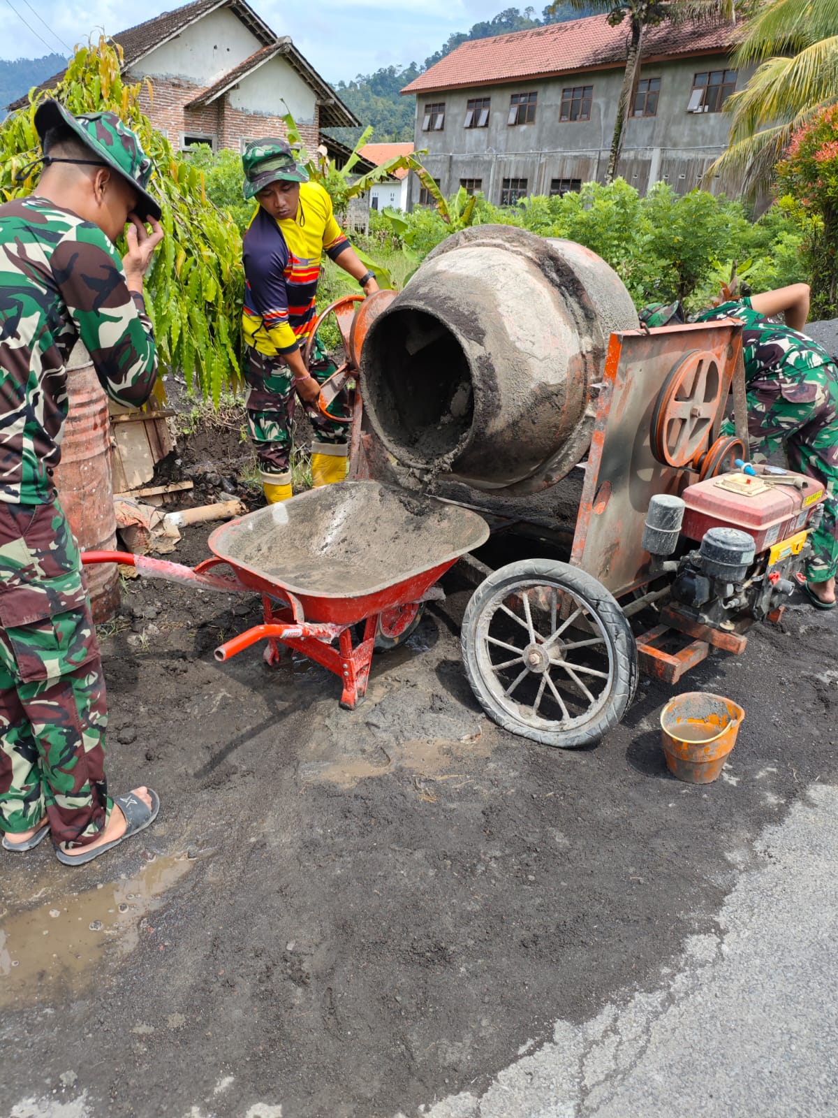 Pelaksanaan TNI Manunggal Membangun Desa (TMMD) Ke-126 Kodim 0818/Malang-Batu terus menunjukkan hasil positif. Hingga pekan ini, Satuan Yonzipur 5/Abw berhasil menuntaskan sekitar 75 persen pekerjaan drainase di Dusun Karajan 1B, Desa Lebakharjo, Kecamatan Ampelgading, Kabupaten Malang.