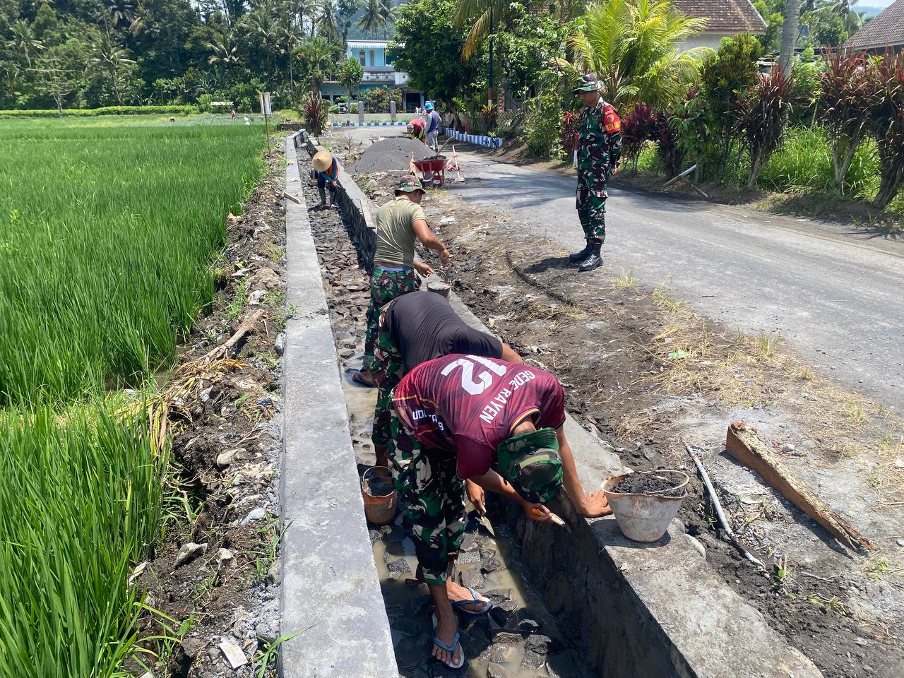 Satgas TNI Manunggal Membangun Desa (TMMD) ke-126 Kodim 0818/Malang-Batu terus menunjukkan semangat kebersamaan dan pengabdian di Desa Lebakharjo, Kecamatan Ampelgading. Salah satu sasaran fisik yang kini tengah digarap adalah pembangunan drainase di Dusun Krajan. Kegiatan ini dilakukan secara gotong royong antara anggota Satgas TMMD dengan warga setempat.