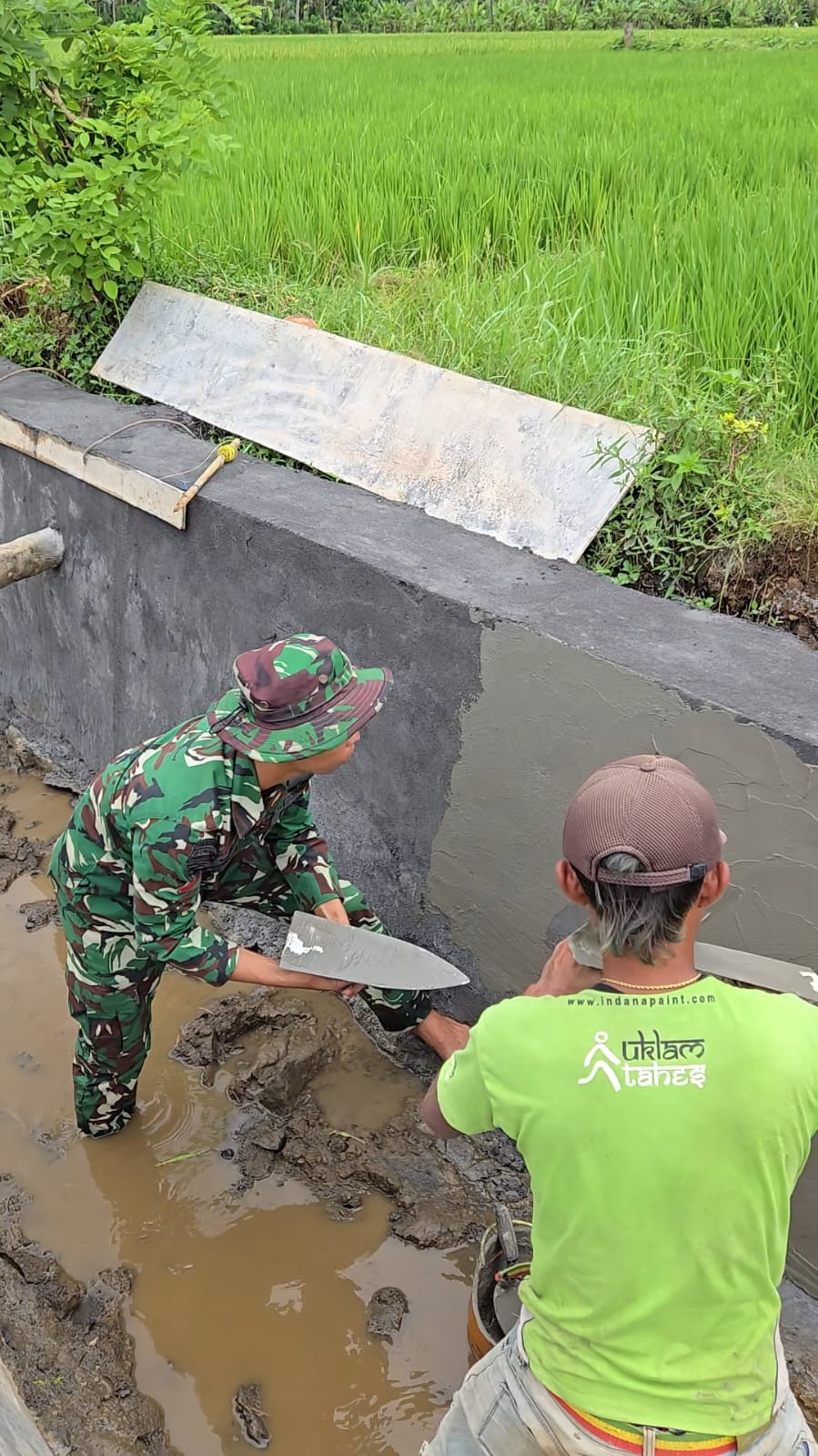 Program TNI Manunggal Membangun Desa (TMMD) Ke-126 Kodim 0818/Malang-Batu terus menunjukkan progres signifikan. Salah satu sasaran fisik utama, yakni pengacian saluran irigasi di Dusun Krajan II, Desa Lebakharjo, Kecamatan Ampelgading, Kabupaten Malang,  Pekerjaan kini telah mencapai 60 persen dari target pekerjaan.
