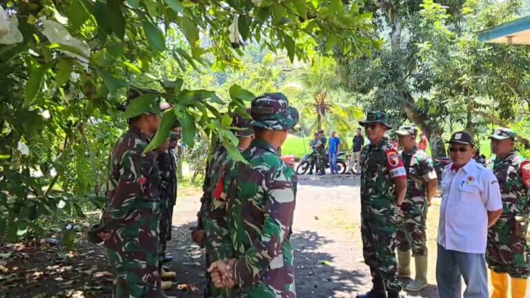 Komandan Satuan Tugas (Dansatgas) TMMD Ke-126 Kodim 0818/Malang-Batu, Letkol Czi Bayu Nugroho, memberikan pengarahan langsung kepada anggota Satgas TMMD di lokasi kegiatan, Desa Lebakharjo, Kecamatan Ampelgading, Kabupaten Malang