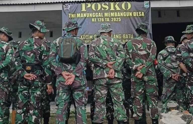 Ampelgading – Pagi itu, langkah-langkah tegap terdengar di antara sejuknya udara perbukitan Lebakharjo. Sebanyak 38 personel Satgas TMMD ke-126 bergerak menuju Dusun Lebaksari, bukan untuk berperang, tapi untuk membangun harapan merenovasi rumah warga‎