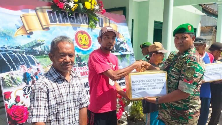 Peringati HUT TNI Ke-80 Tahun 2025 Koramil 0825/01 Banyuwangi Berbagi Sembako Dengan Tukang Becak