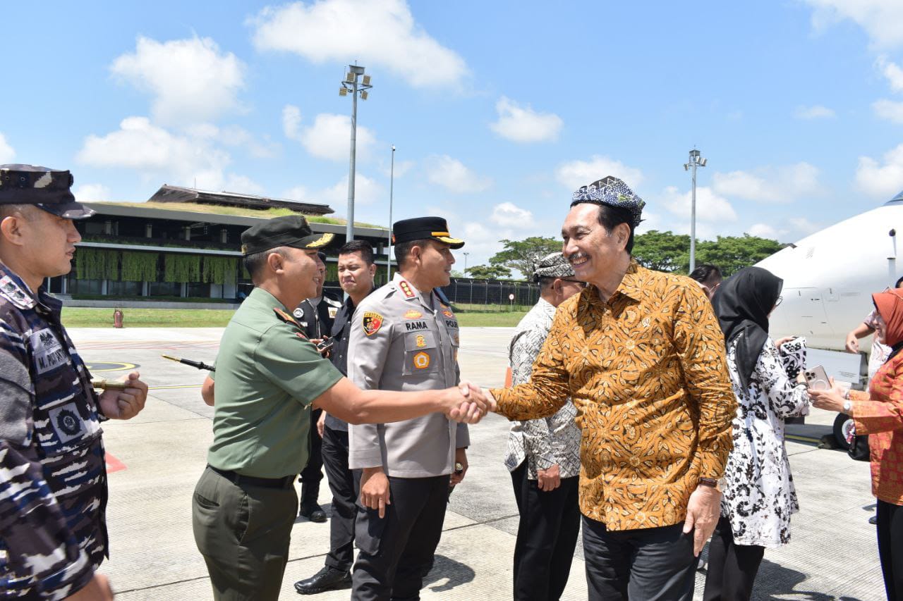 Dandim 0825 Banyuwangi Bersama Forkopimda, Sambut Kedatangan Pejabat Negara Di Bandara Internasional Banyuwangi
