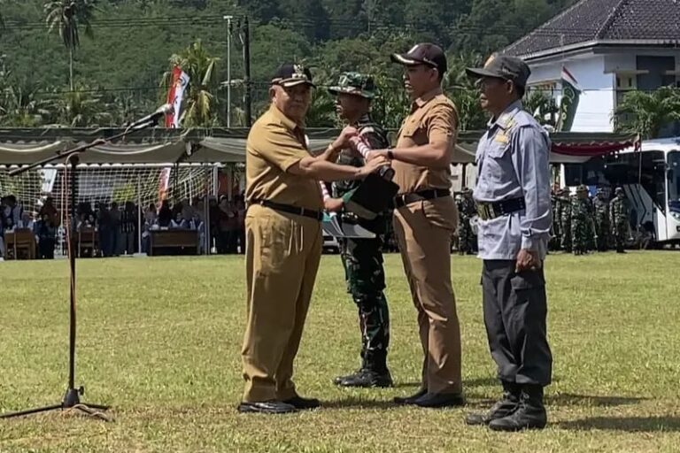 BUPATI MALANG SERAHKAN ALAT KERJA KEPADA ANGGOTA TMMD KE-126 KODIM 0818/MALANG-BATU DI DESA LEBAK HARJO