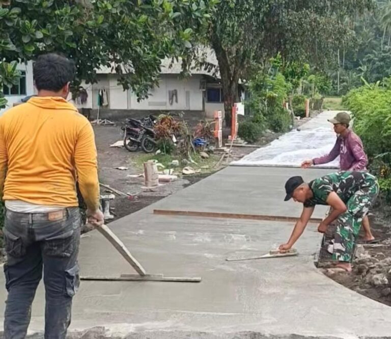 Ampelgading – Semangat gotong royong antara Satgas TMMD ke-126 dan masyarakat Dusun Krajan 1A terus mengalir dalam pengerjaan rabat beton yang menjadi salah satu sasaran fisik pada program TMMD 126 Lebakharjo, Kecamatan Ampelgading, Kabupaten Malang, (10/2025).