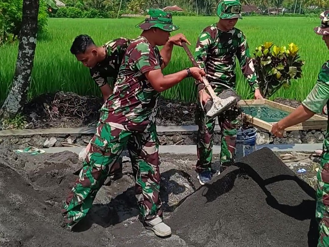 Tidak hanya bertugas menjaga kedaulatan udara, prajurit TNI Angkatan Udara dari Lanud Abdulrachman Saleh juga menunjukkan kepedulian sosial melalui kegiatan pembangunan desa. Dalam pelaksanaan TNI Manunggal Membangun Desa (TMMD) ke-126 Kodim 0818/Malang-Batu Korem 083/Bdj, mereka turut terjun langsung membantu warga Dusun Krajan 1B, Desa Lebakharjo, Kecamatan Ampelgading, Kabupaten Malang, memperbaiki saluran drainase desa,  (10/2025).