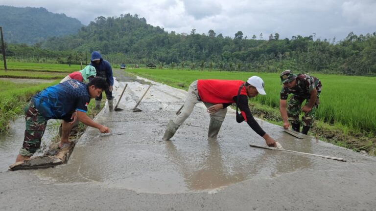 Semangat gotong royong terus membara dalam pelaksanaan TNI Manunggal Membangun Desa (TMMD) Ke-126 Kodim 0818/Malang-Batu. Kolaborasi apik antara Satuan Angkatan Udara Republik Indonesia (AURI) dan warga kembali ditunjukkan melalui percepatan pengecoran jalan usaha tani yang vital bagi masyarakat Dusun Sukomaju B Desa Lebakharjo Kecamatan Ampelgading Kabupaten Malang.