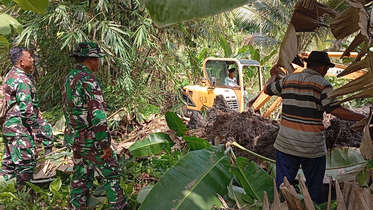Proses pengerjaan normalisasi aliran sungai dari Bukit Antrokan sepanjang 1,3 kilometer di Dusun Lebaksari pada TMMD 126 Lebakharjo